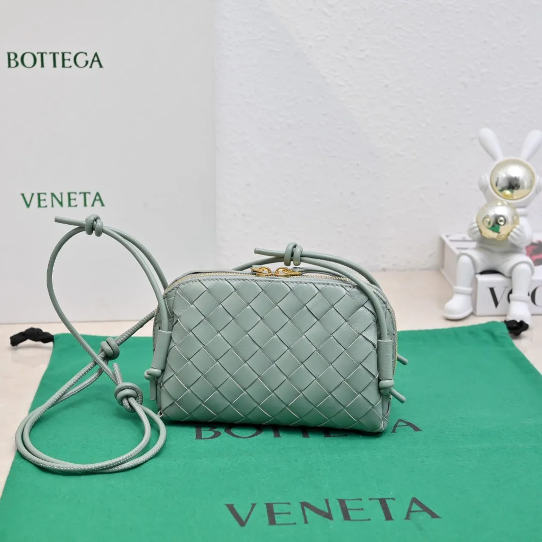 Batch 1260 #Bv The new Concert pouch is the most beautiful and practical mini bag I have ever seen 🎈 The bag body adopts the classic lntrecciato weaving process✅ It is equipped with a leather double-headed zipper, the opening is wide, easy to take and put, the shoulder strap knot can be slid to adjust the length freely, that is, 🉑️crossbody/underarm, and can be used as a clutch bag. Small body, large capacity, so practical! The key is that it is extremely versatile! Come and buy this small, exquisite, beautiful and versatile bag 👍 Model: 4258 Size: 18.5*11.5*8.5